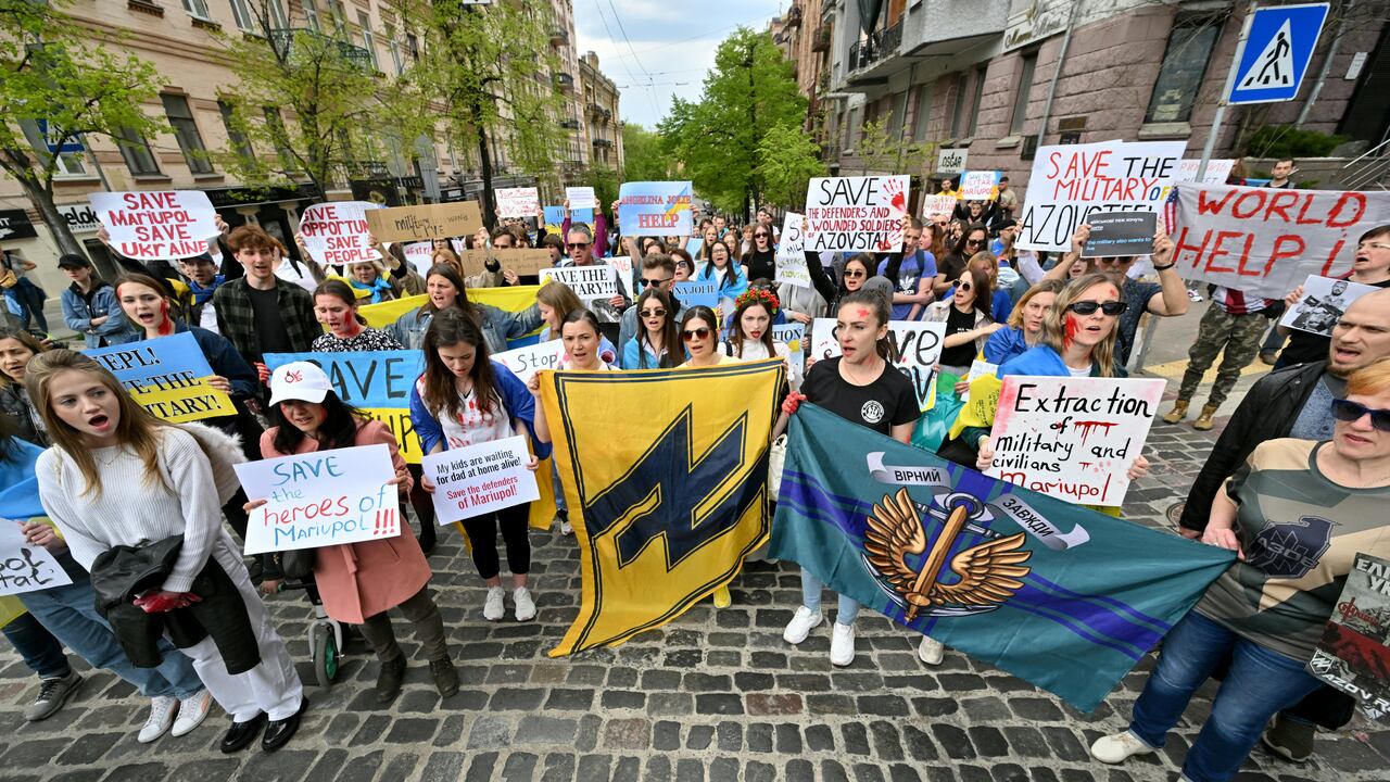 Cientos de personas protestaron frente a la oficina del presidente Zelenski pidiendo apoyo para salvar al batallón de Azov