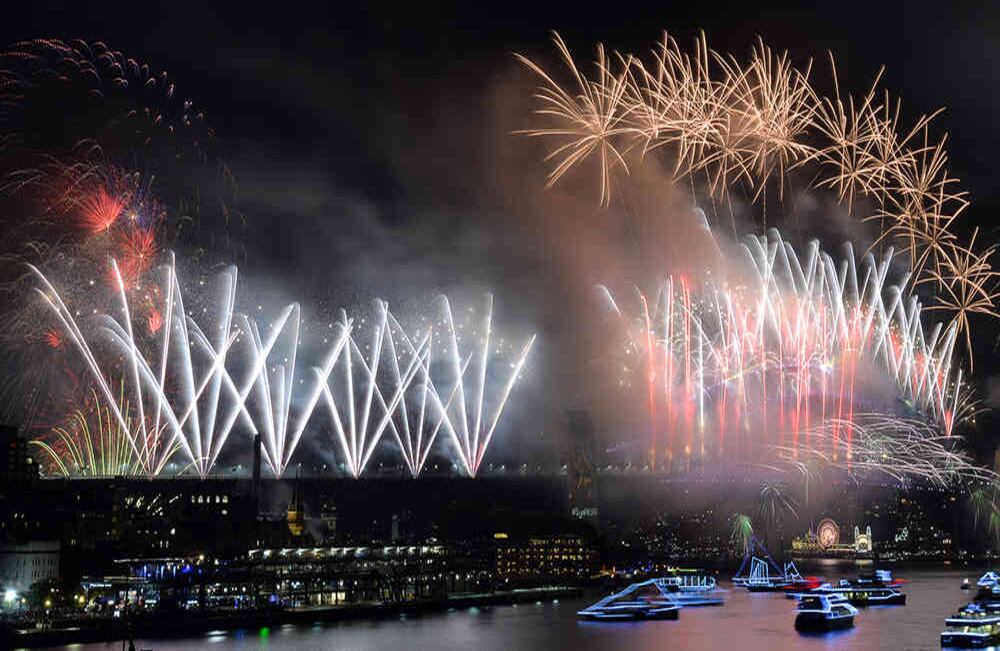 Juegos artificiales en el Ann Harbour en Sidney, Australia.