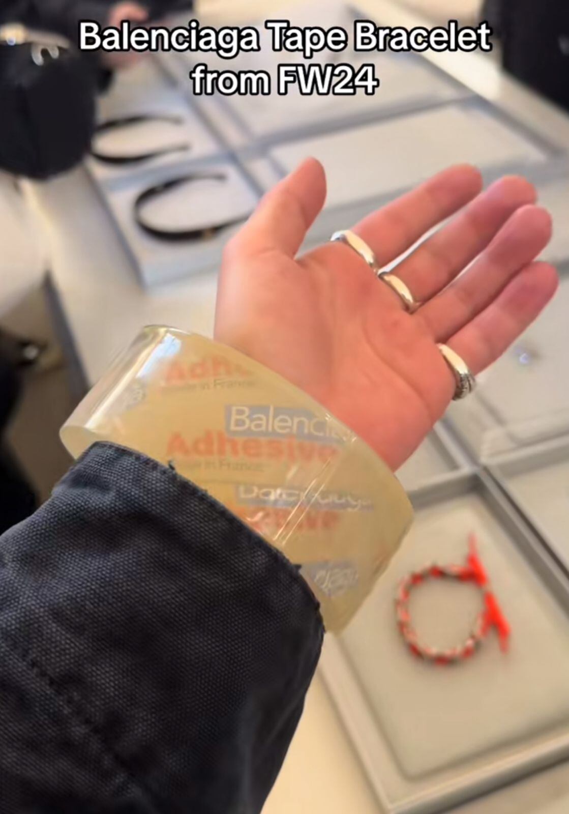 El brazalete es una cinta transparente que se consigue en una papelería o ferretería