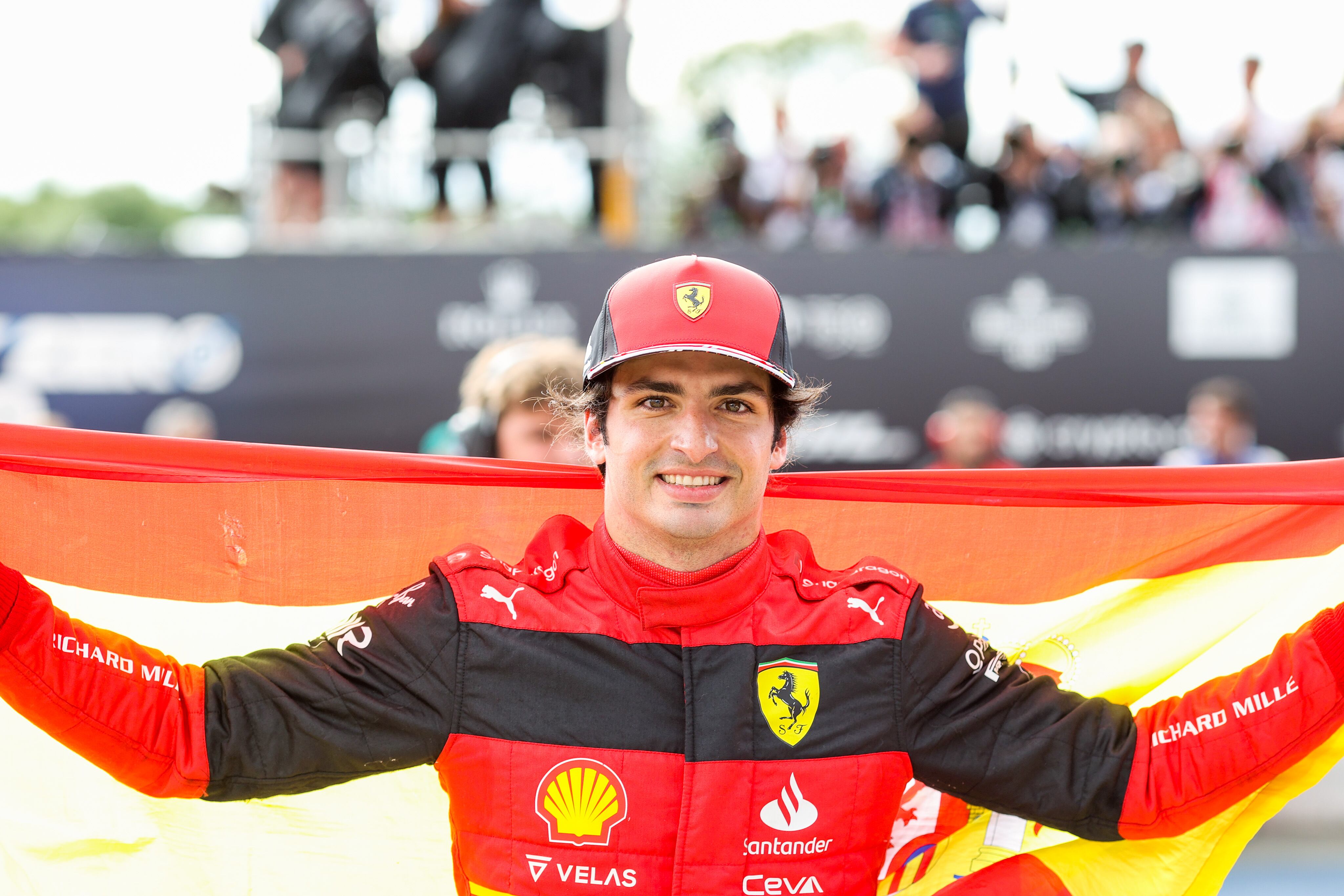 Carlos Sainz de Ferrari y España después de ganar durante el Gran Premio de F1 de Gran Bretaña en Silverstone el 3 de julio de 2022 en Northampton, Inglaterra. (Foto de Peter J. Fox/Getty Images)