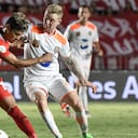 CALI, COLOMBIA - AUGUST 25: Rafael Carrascal of America struggles the ball with George Saunders of Envigado during a match between America de Cali and Envigado as part of Torneo Clausura Liga Aguila 2019 at Estadio Pascual Guerrero on August 25, 2019 in Cali, Colombia. (Photo by Gabriel Aponte/Vizzor Image/Getty Images)