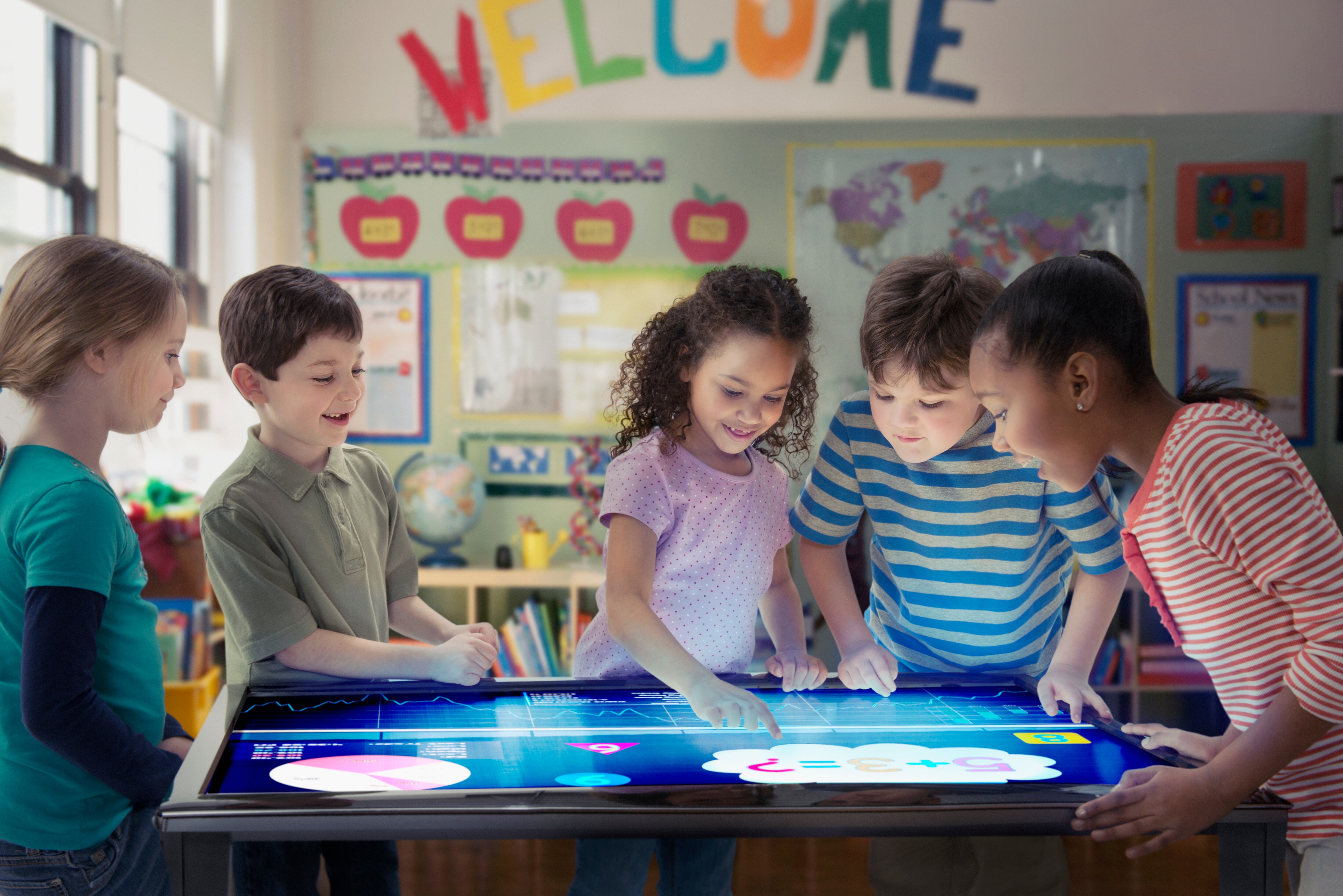 El distrito escolar sostiene que los libros no son obligatorios y que su inclusión busca fomentar la comprensión y el respeto hacia diferentes estructuras familiares, sin imponer creencias específicas.