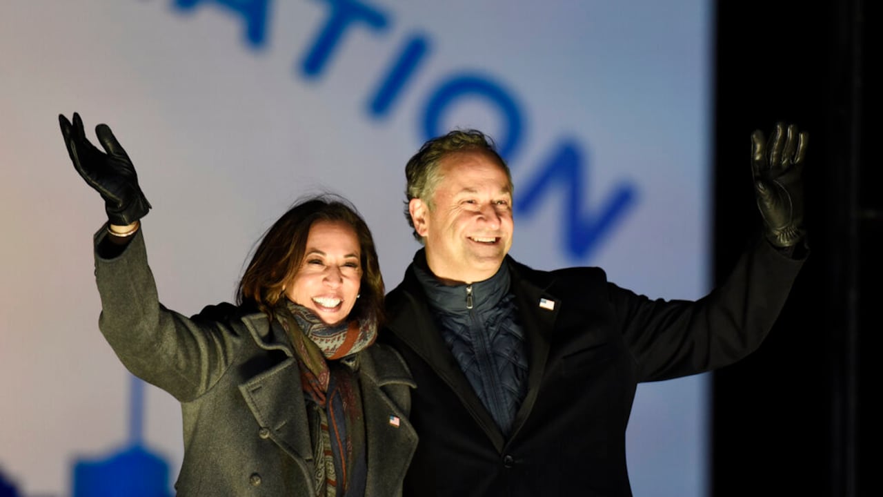 ¿Quién es Doug Emhoff, el esposo de Kamala Harris?