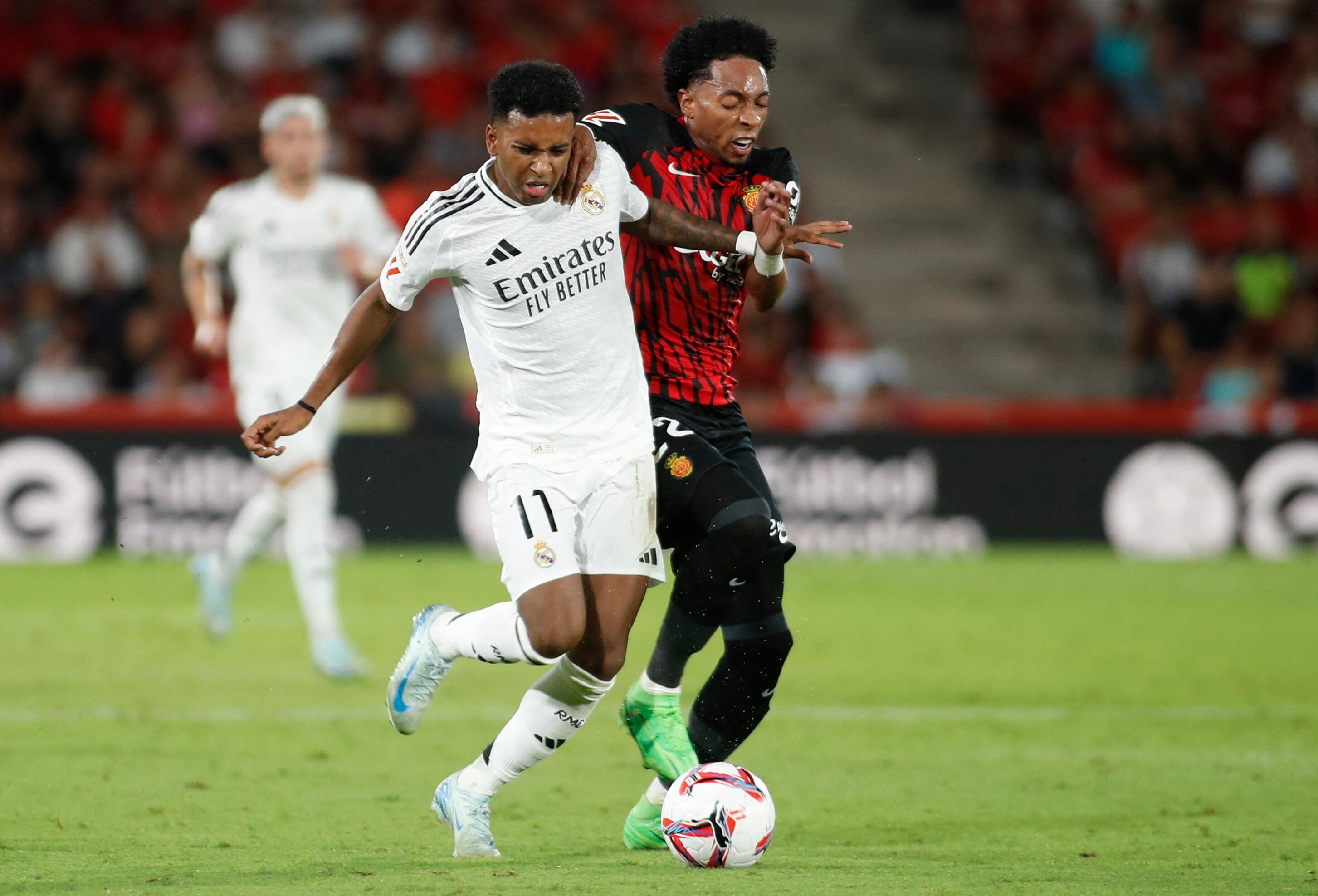 La disputa de balón entre Mojica y Rodrygo fue una constante en el duelo de hoy.