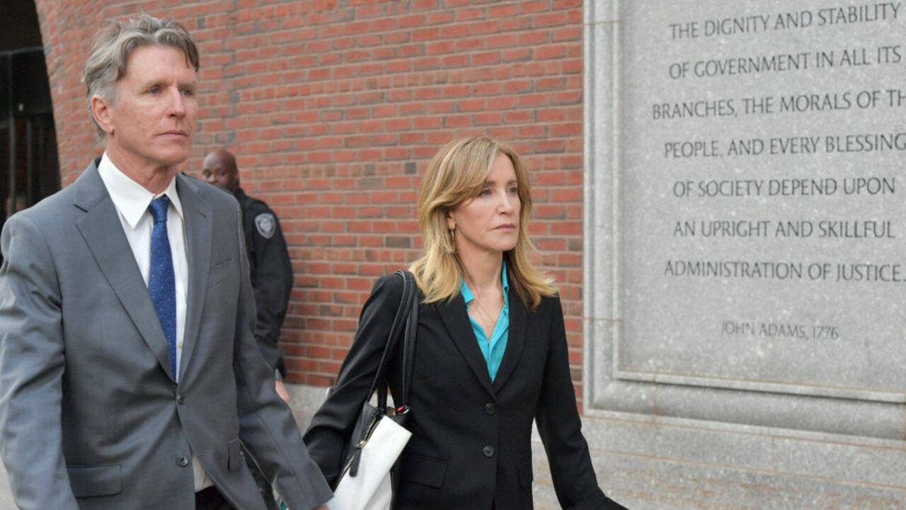 Huffman se declaró culpable de pagar 15.000 dólares para conseguir que su hija mayor obtuviera mejores notas en el examen de admisión a la universidad.