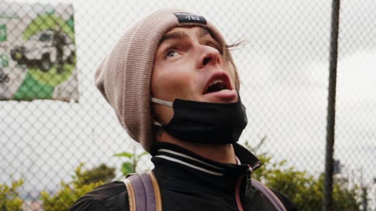 Tiene una vida por delante, pero lo único que siente que puede hacer ahora es entretener a los vecinos con sus pregones a cambio de alguna ayuda.