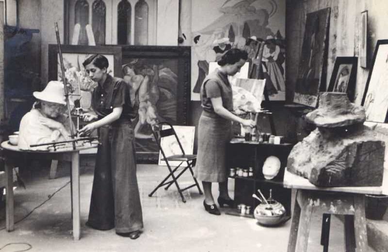 La artista Hena Rodríguez, a la izquierda, tuvo, al parecer, una relación sentimental con Carolina. Gracias a una beca, Hena viajó a España en 1934. Rodríquez esperaba que Carolina se le uniera dos años después. Pero ese viaje jamás se dio: el primero de abril del 36, Carolina murió a causa de una meningitis.