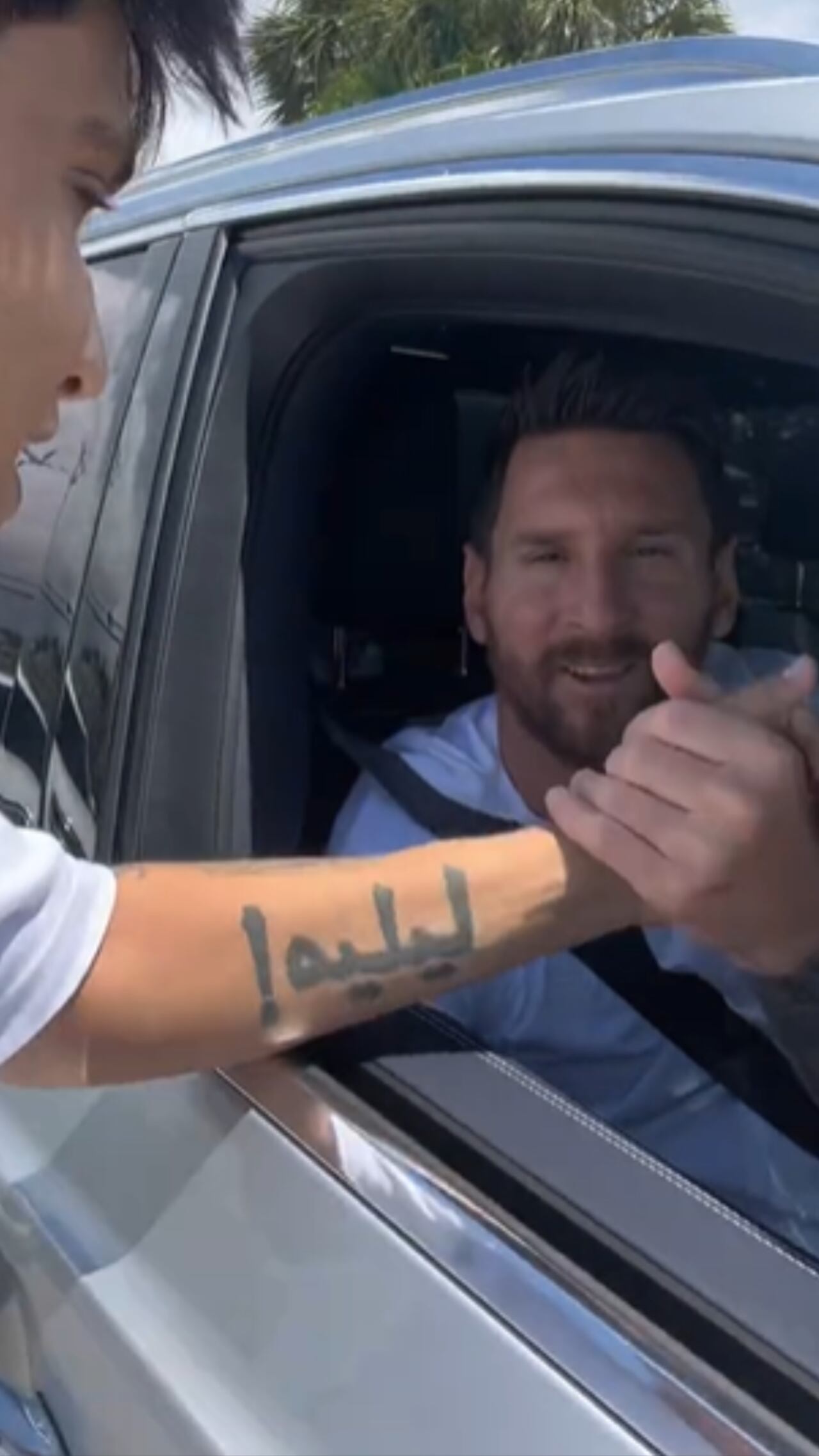 El momento en que Messi es besado por un aficionado.