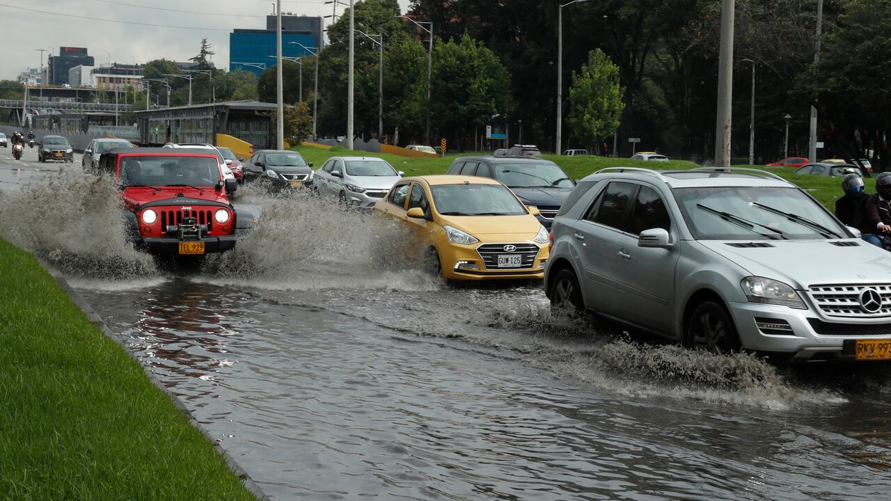 Las autoridades en Bogotá están en alerta por las fuertes lluvias que se presentan este miércoles en varias zonas de la capital, lo que podría llevar a emergencias.