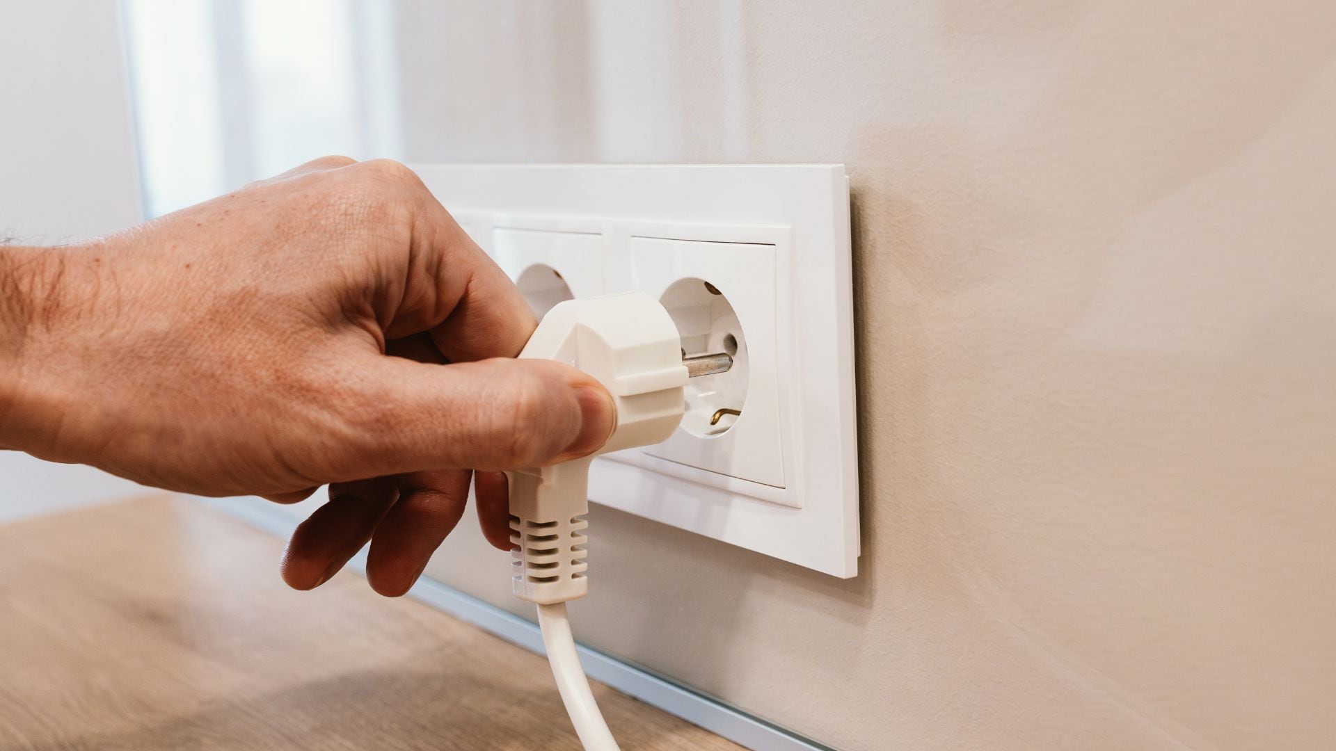 Aunque no se estén usando, muchos dispositivos siguen consumiendo electricidad si permanecen conectados.