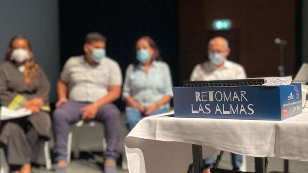 Omar Aguilar, víctima de violencia sexual, durante la entrega del informe a la JEP