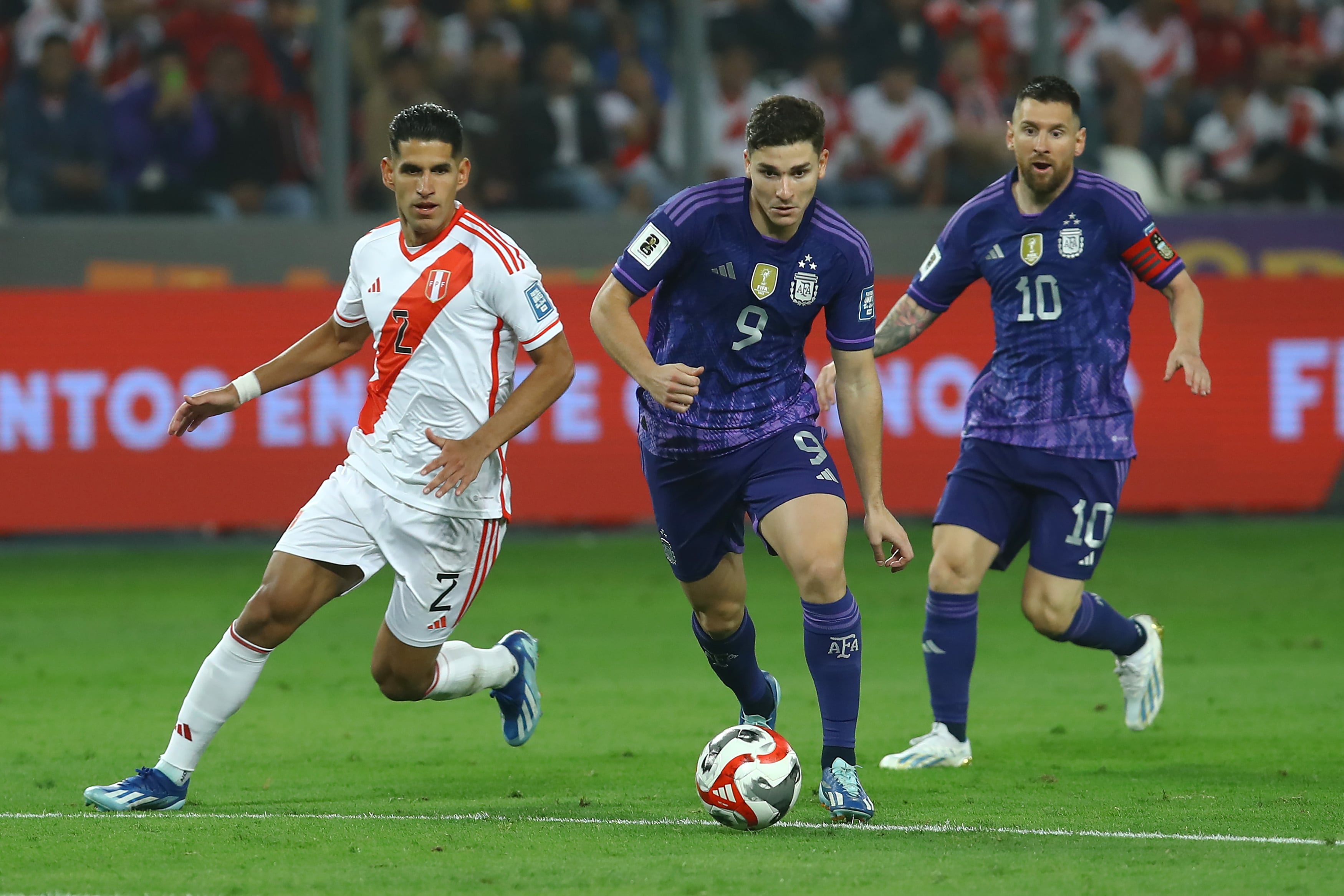 Julián Álvarez de Argentina conduce el balón durante un partido de clasificación para la Copa Mundial de la FIFA 2026 entre Perú y Argentina en el Estadio Nacional de Lima el 17 de octubre de 2023 en Lima, Perú. (Foto de Leonardo Fernández/Getty Images)