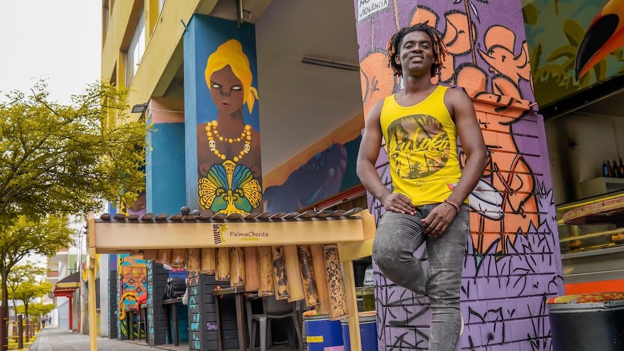 Enrique Riascos es el intérprete de la marimba en la agrupación musical Herencia de Timbiquí.