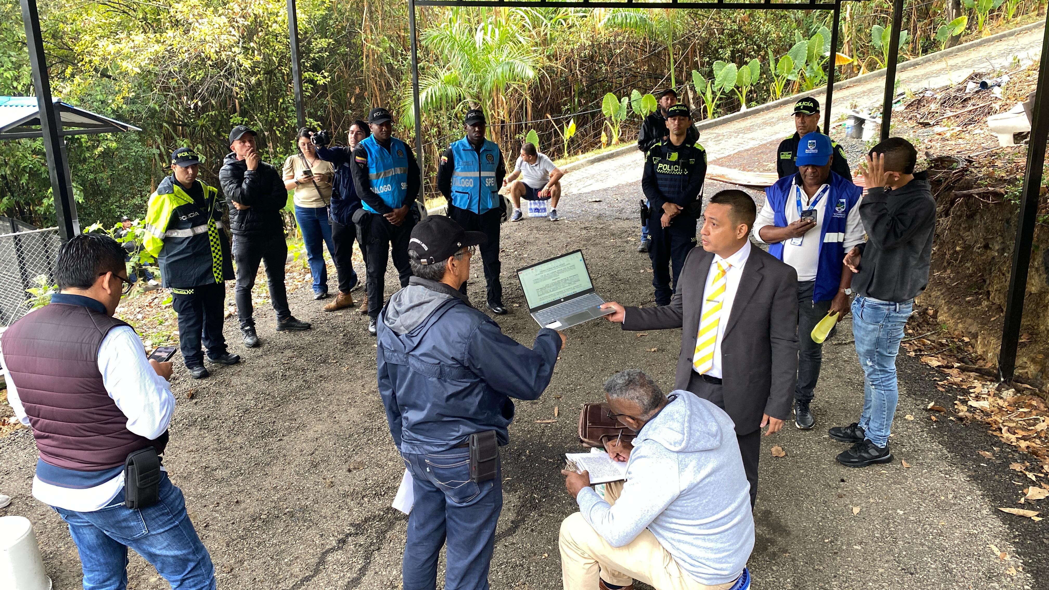 Las autoridades en la propiedad recuperada por la Alcaldía de Cali, en el sector de Golondrinas