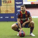 El delantero argentino Sergio 'Kun' Aguero posa al ser presentado como nuevo jugador del Barcelona, el lunes 31 de mayo de 2021. (AP Foto/Joan Monfort)