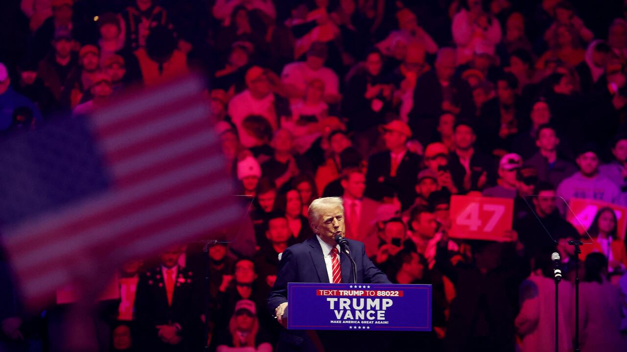 El presidente electo de Estados Unidos, Donald Trump, dio un enérgico discurso en su rally de victoria este domingo en Washington. (Photo by SCOTT OLSON / GETTY IMAGES NORTH AMERICA / Getty Images via AFP)