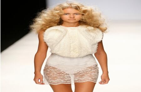 Modelo desfila la propuesta de la diseñadora koreana Eun Jeong 