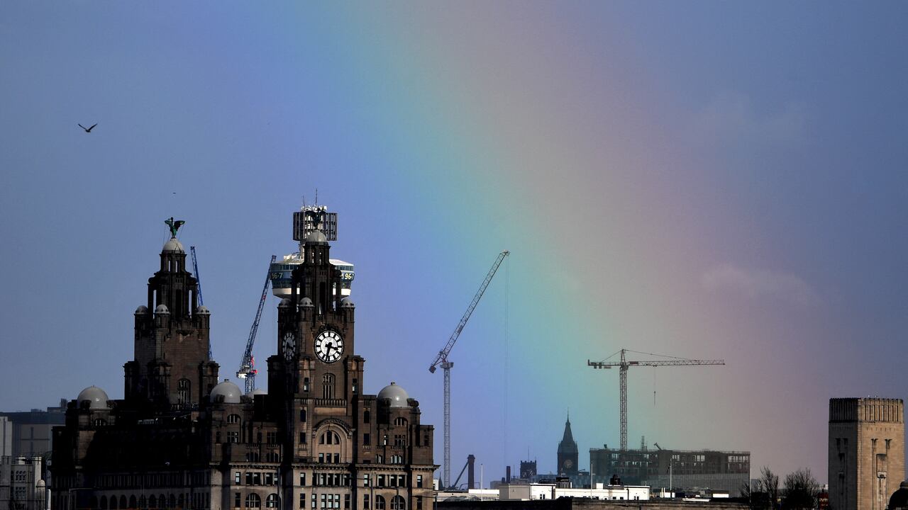 Un arco iris sobre el Royal Liver Building en Liverpool. Foto Paul ELLIS / AFP