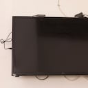Cables desordenados en el televisor.