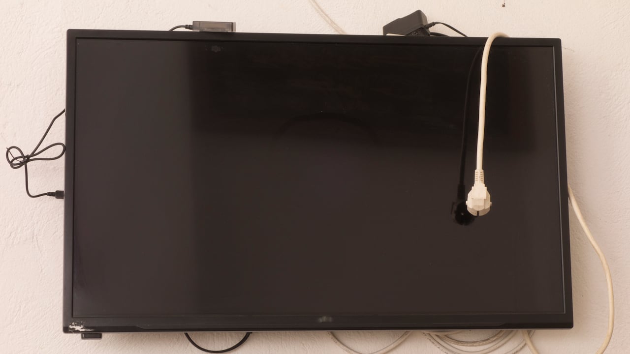 Cables desordenados en el televisor.