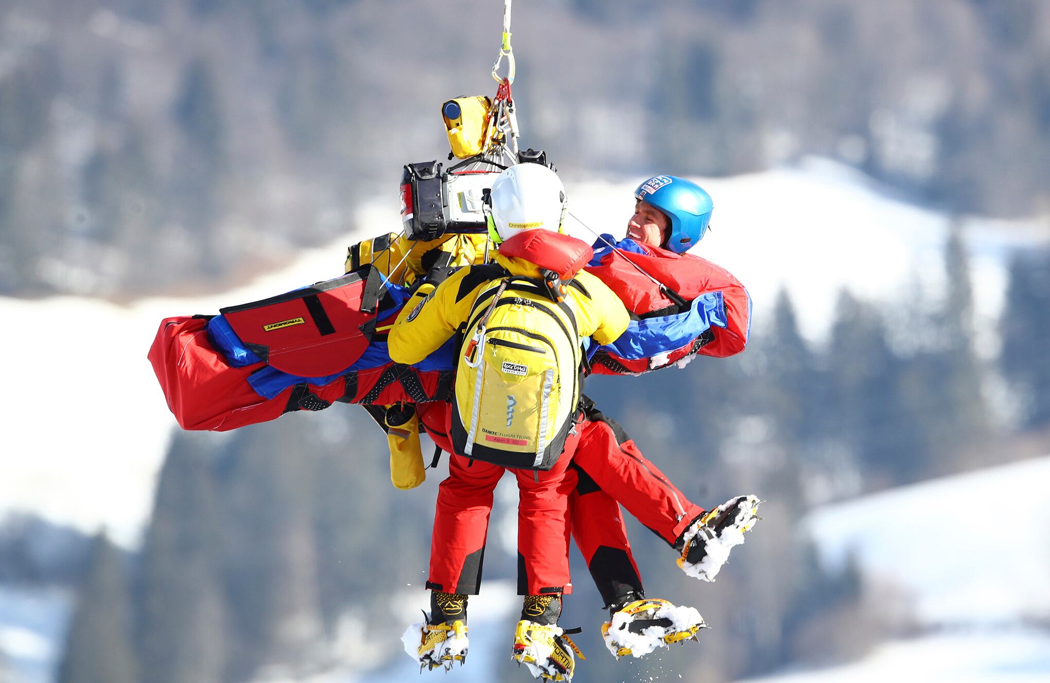 Ryan Cochran Siegle, de Estados Unidos, está siendo elevado al helicóptero de emergencia después de estrellarse contra la red de seguridad durante un esquí alpino, descenso de la Copa del Mundo masculina en Kitzbühel, Austria, el viernes 22 de enero de 2021 (AP Photo / Marco Trovati).
