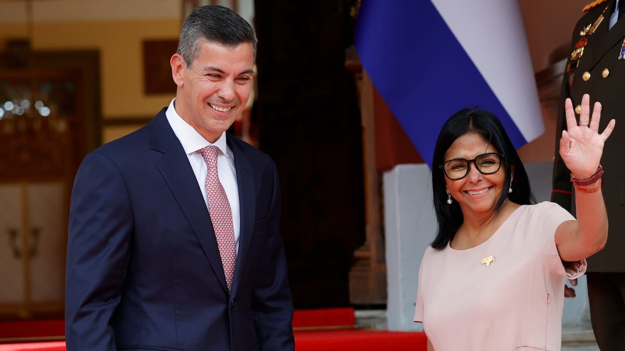 La presidenta de Venezuela, Delcy Rodríguez, recibe a su homólogo de Paraguay, Santiago Peña, en el Palacio Presidencial de Miraflores en Caracas.