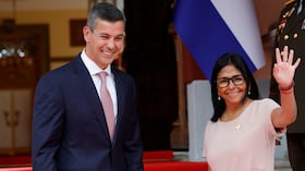 La presidenta de Venezuela, Delcy Rodríguez, recibe a su homólogo de Paraguay, Santiago Peña, en el Palacio Presidencial de Miraflores en Caracas.