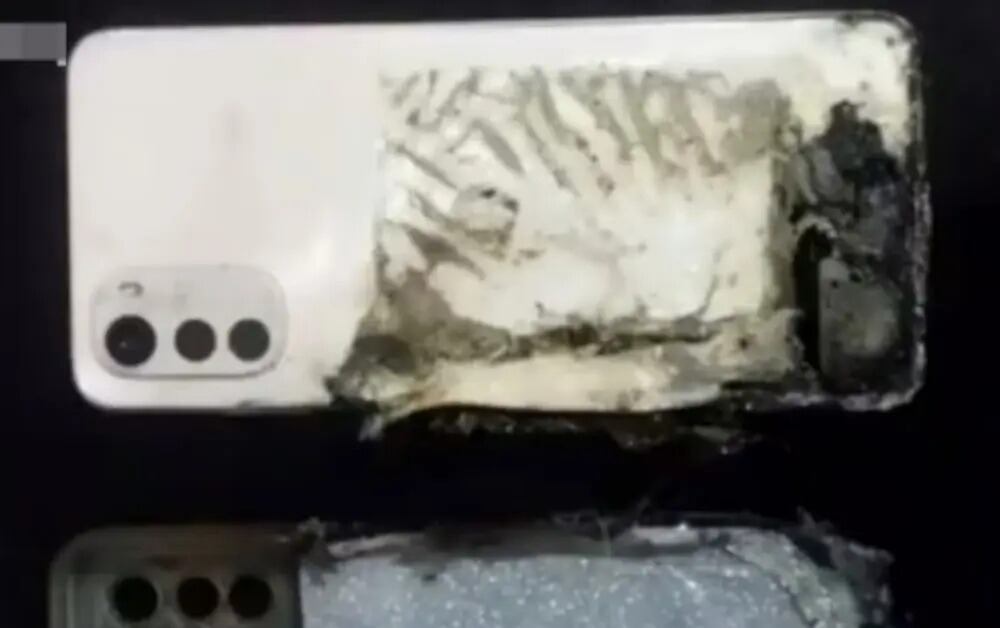 Así quedó el celular de la mujer tras la explosión