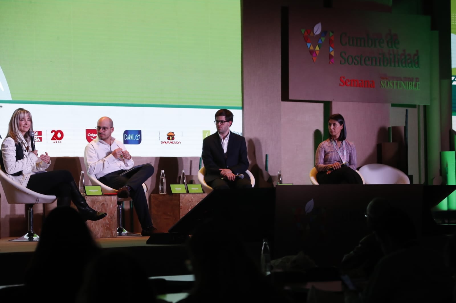 Alexandra Hernández, presidenta ejecutiva de SER Colombia; Felipe Valencia, gerente de Asuntos de Gobierno y Entorno de TGI; Fernando Atuesta, coordinador de Sostenibilidad de Alpina; y María Lara, directora de Asuntos Corporativos y Sostenibilidad de LATAM Airlines Colombia.