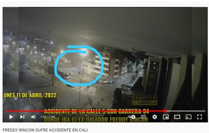 Luego del accidente ocurrido en la calle 5 con carrera 34, en el video de las cámaras de seguridad del sector, se pueden ver, al parecer, a dos hombres que luego del accidente abandonan el vehículo y abordan un taxi.