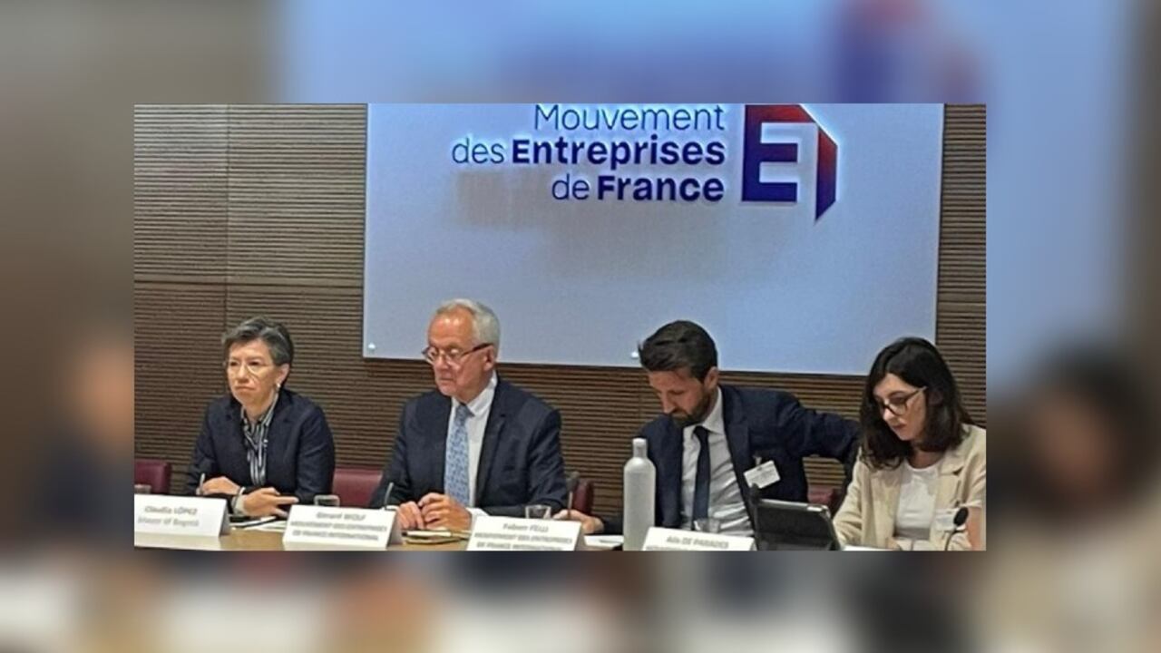 Claudia López, alcaldesa de Bogotá; Gérard Wolf, presidente del Grupo de Trabajo sobre Ciudades Sostenibles; Fabien Felli vicepresidente del Grupo de Trabajo sobre Ciudades Sostenibles; y Alix de Parades, Gestora de Proyectos.