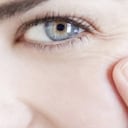 Aplicar la mezcla de papaya con aceite de oliva o de almendras dulces, es una receta casera para eliminar las patas de gallo. Foto Gettyimages.