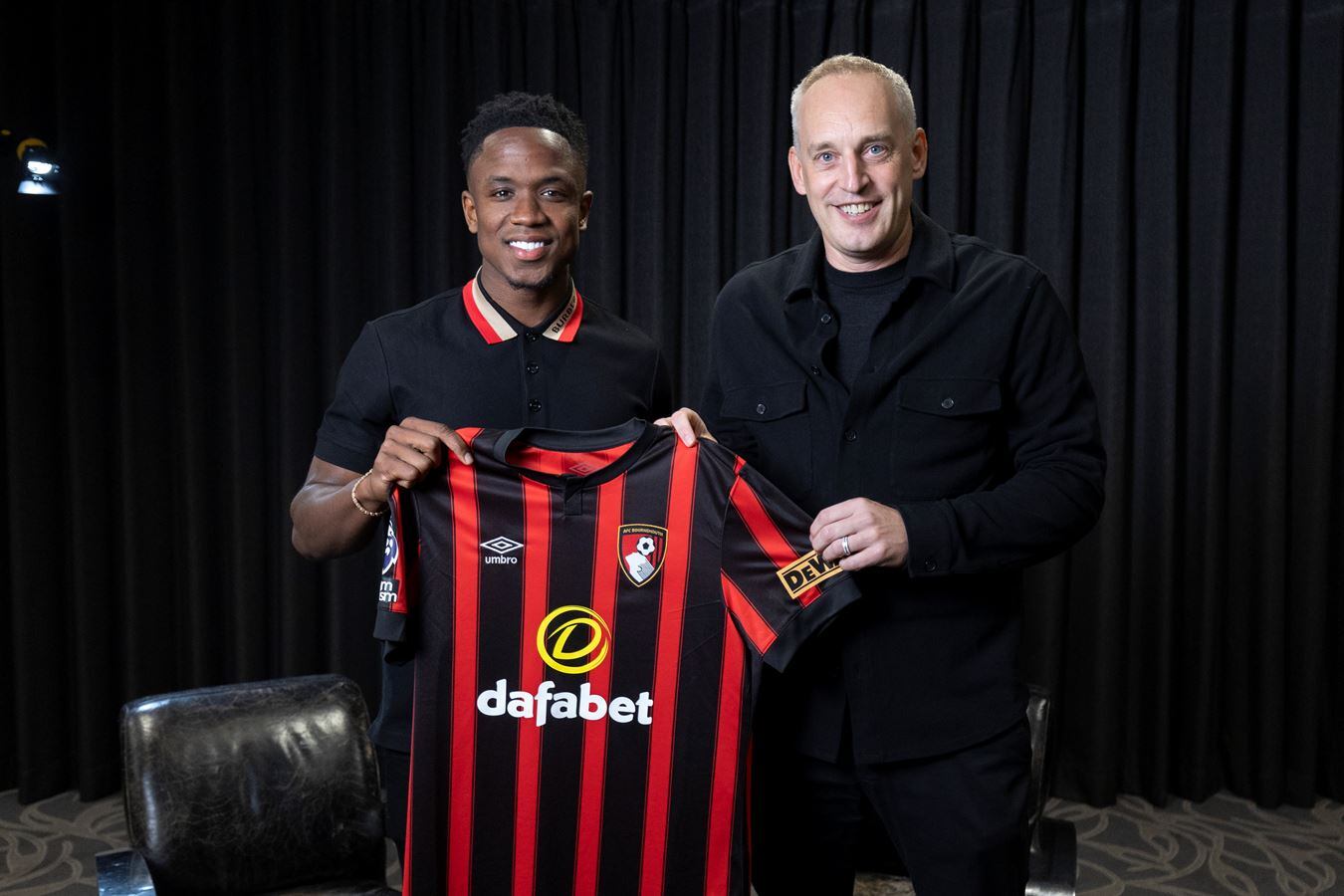 El extremo colombiano fue presentado como nuevo jugador de Bournemouth.