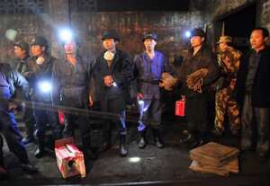 Socorristas a la espera en la mina de la firma estatal china Xialiuchong, en la provincia de Hunan, tras la tragedia que cegó la vida de por lo menos 29 mineros.