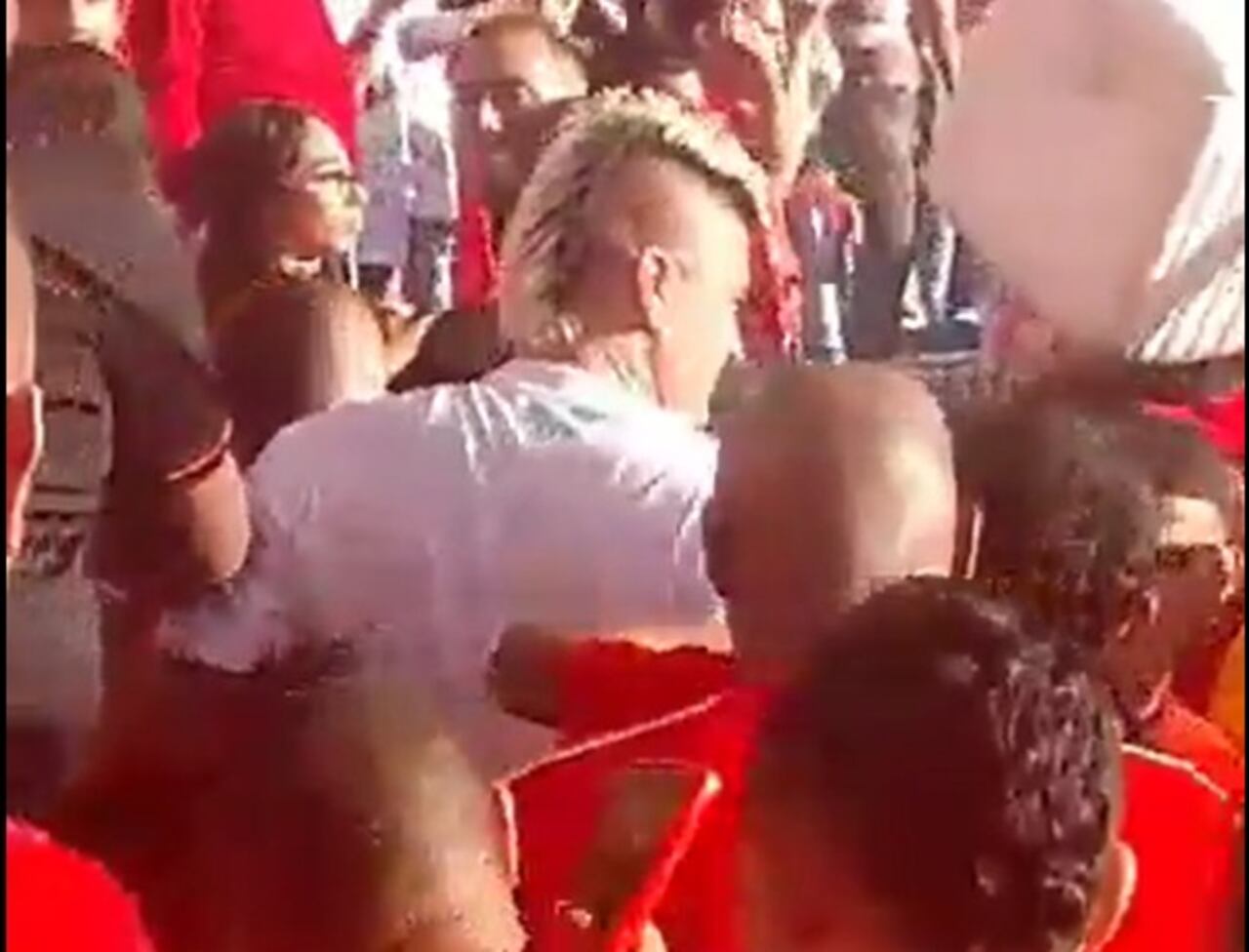 Michael Rangel recibiendo cariño de la hinchada del América.