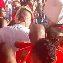 Michael Rangel recibiendo cariño de la hinchada del América.