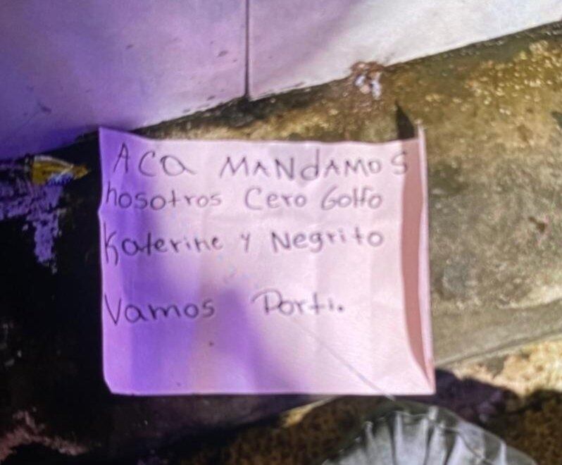 Este fue el cartel que dejaron los asesinos después del crimen.