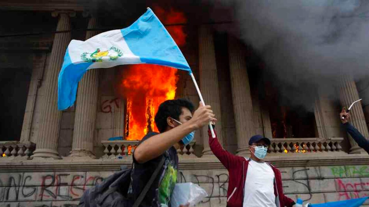 Las protestas en Guatemala han sido una constante hace varios meses, pero en los últimos días han tenido un vuelco al pedir la destitución de varios funcionarios públicos.