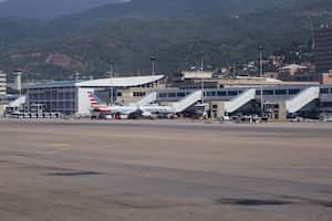 La torre de control, terminal, puertas, pasarelas y un Boeing 757 de American Airlines. Descripción general de la terminal, rampa y aeropuerto del Aeropuerto de Caracas, Aeropuerto Internacional Simón Bolívar en Venezuela