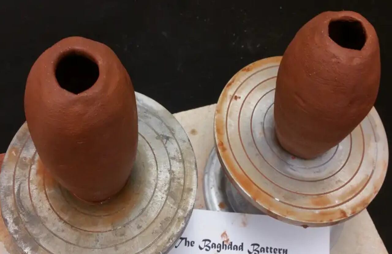 Las vasijas de terracota halladas en Khujut Rabu contenían cilindros de cobre con varillas de hierro sellados con betún. En la foto, reconstrucciones de la "batería de Bagdad".