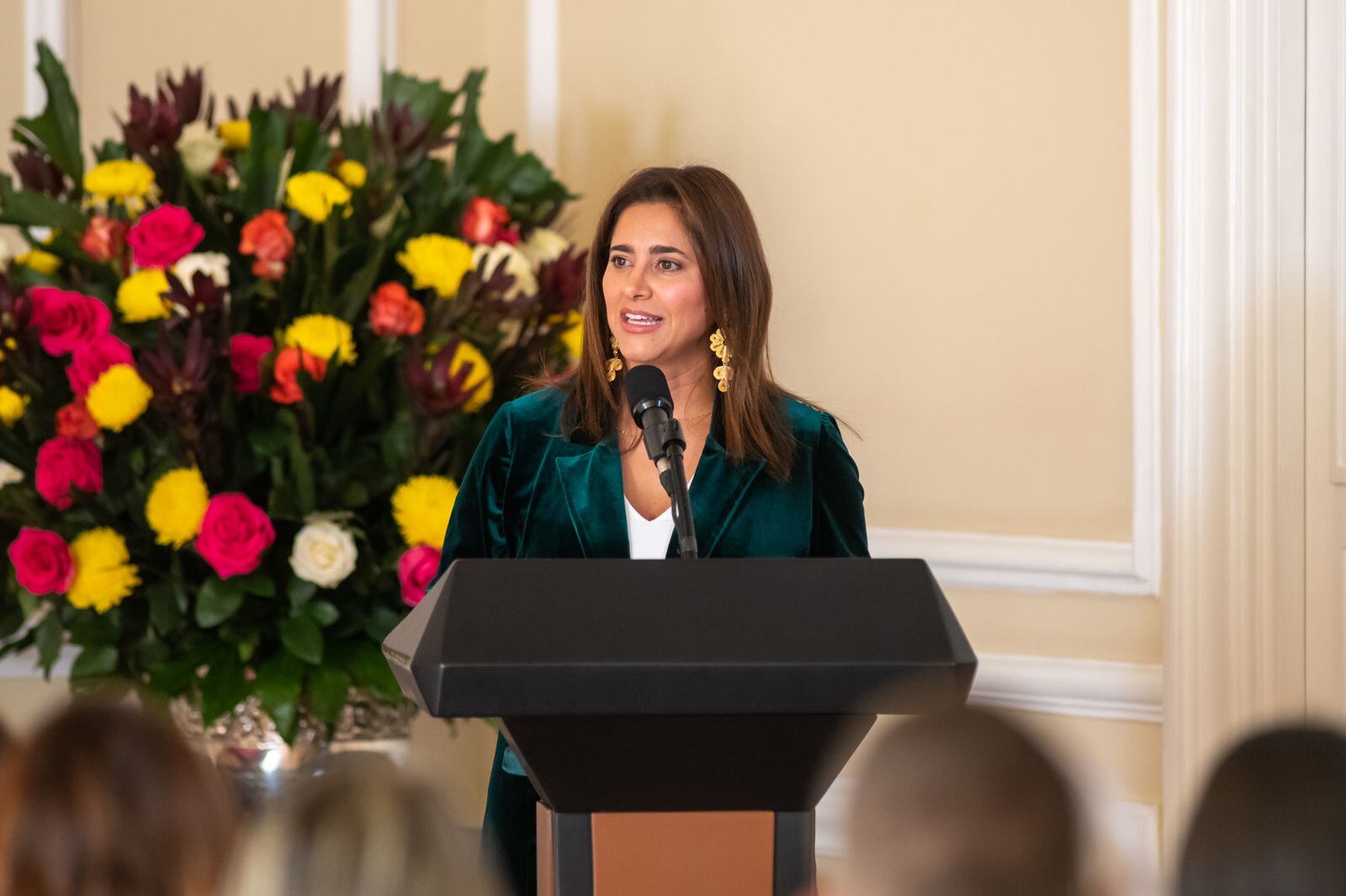 La Primera Dama, María Juliana Ruiz, interviniendo en medio del lanzamiento de la escuela de formación para gestores sociales.