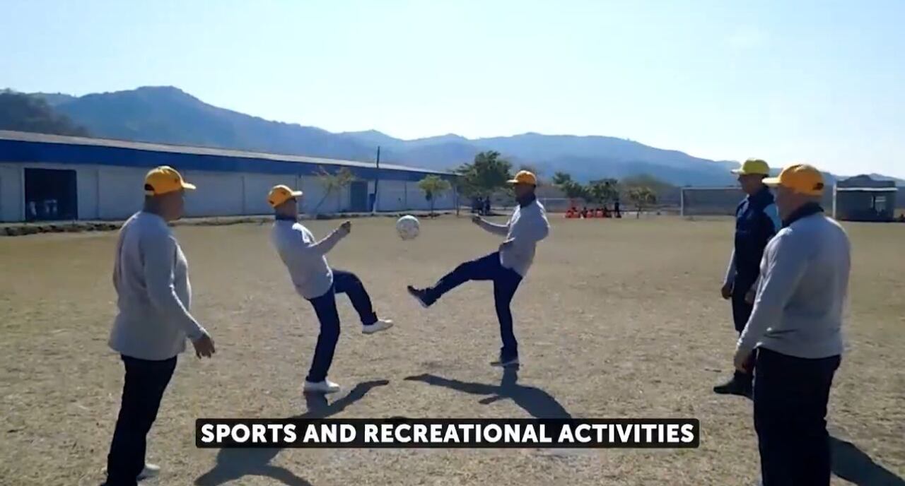 En las imágenes se puede ver a Ábrego jugar con sus compañeros de prisión en un campo abierto