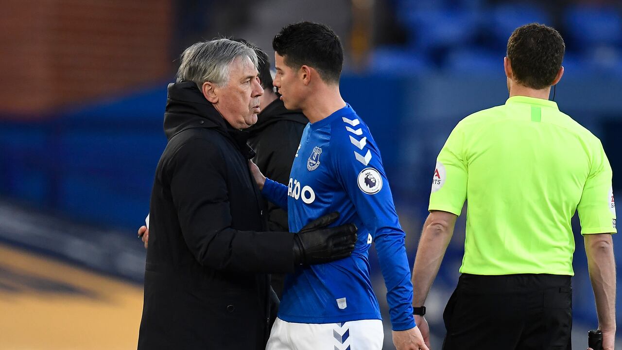 James Rodríguez y Carlo Ancelotti y su buena relación en el Everton de Inglaterra. Archivo.
