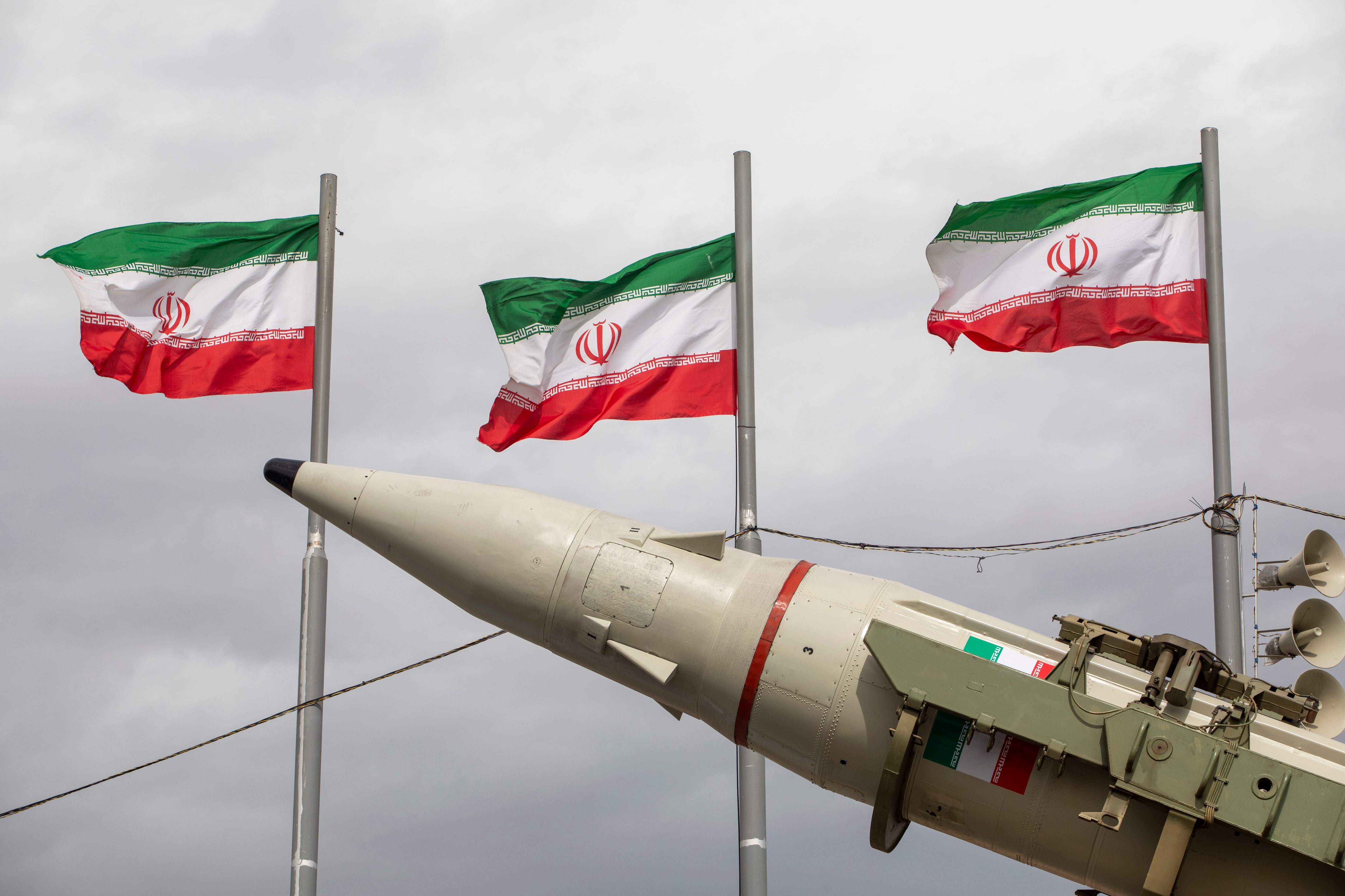 Se exhiben misiles fabricados por las fuerzas armadas de Irán junto a una hilera de banderas iraníes durante las conmemoraciones del aniversario de la Revolución Islámica de 1979, el 11 de febrero de 2026