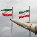 Se exhiben misiles fabricados por las fuerzas armadas de Irán junto a una hilera de banderas iraníes durante las conmemoraciones del aniversario de la Revolución Islámica de 1979, el 11 de febrero de 2026