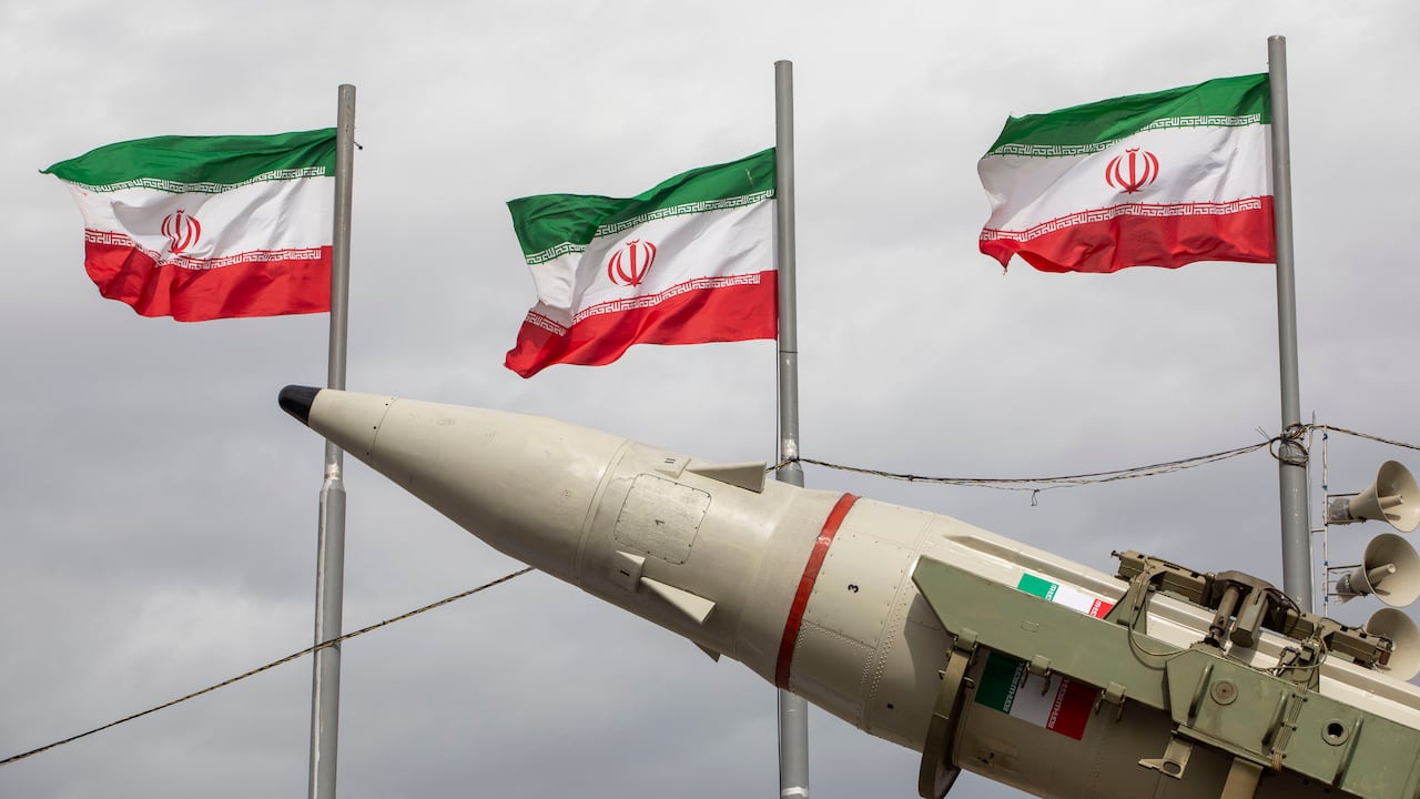 Se exhiben misiles fabricados por las fuerzas armadas de Irán junto a una hilera de banderas iraníes durante las conmemoraciones del aniversario de la Revolución Islámica de 1979.