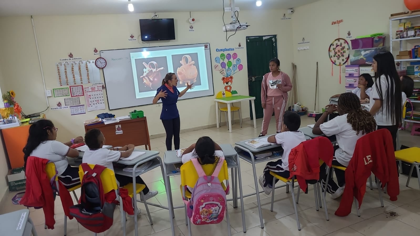 Los estudiantes y docente de este modelo de educación incluyente pasado de las aulas edificadas con guaduas y lonas a salones equipados con todas las herramientas para garantizar el éxito académico.