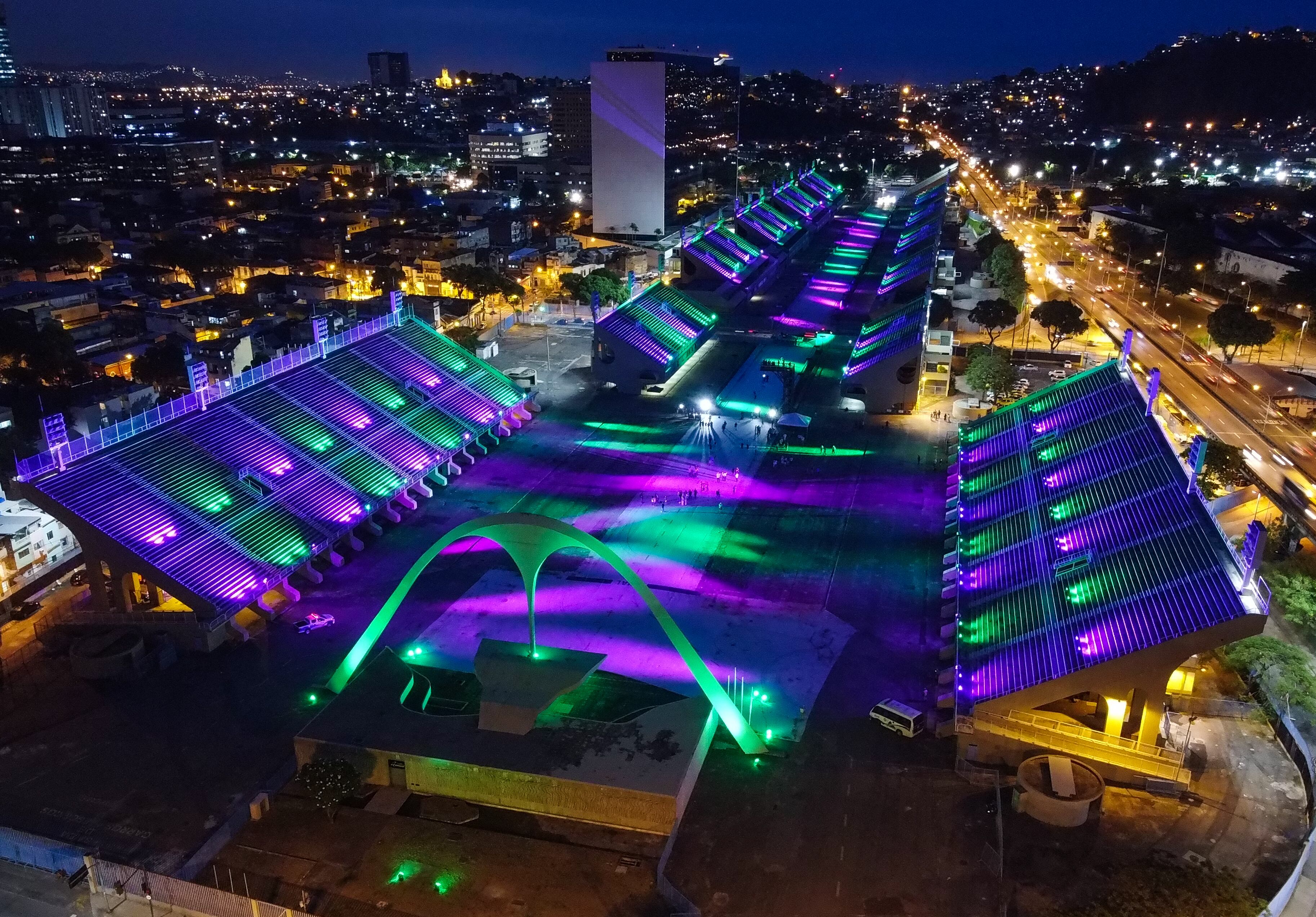 Luces iluminan la Avenida Marques de Sapucai, conocida como la Passarela do Samba, en Río de Janeiro, Brasil, el 12 de febrero de 2021. El show de luces sirve de homenaje a las escuelas de samba de la ciudad que este año no podrán desplegar sus artes.