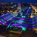 Luces iluminan la Avenida Marques de Sapucai, conocida como la Passarela do Samba, en Río de Janeiro, Brasil, el 12 de febrero de 2021. El show de luces sirve de homenaje a las escuelas de samba de la ciudad que este año no podrán desplegar sus artes.