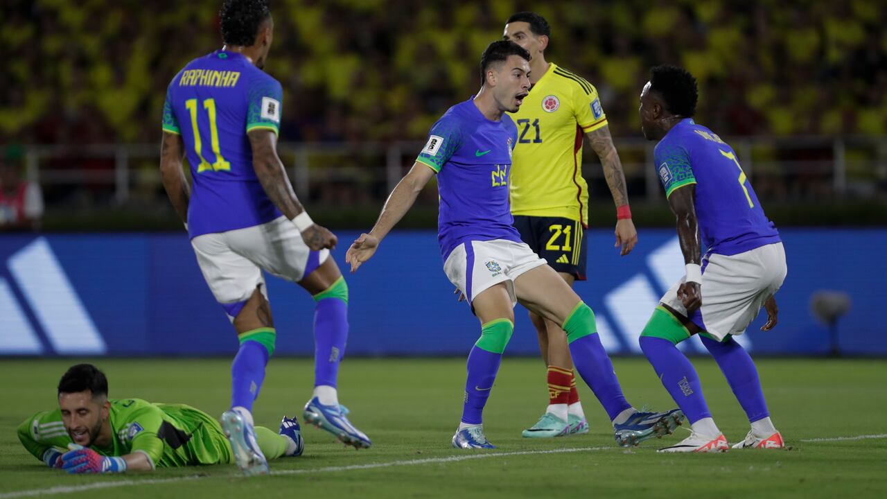 Brazil's Gabriel Martinelli, center, celebrates scoring his side's opening goal against Colombia during a qualifying soccer match for the FIFA World Cup 2026 at Roberto Melendez stadium in Barranquilla, Colombia, Thursday, Nov. 16, 2023. (AP Photo/Ivan Valencia)